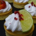 Mini Käsekuchen-Tartlette mit Creme und Obst ausdekoriert