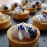 Mini Zitronen-Tartelette vegan mit Creme und Obst ausdekoriert