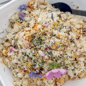 Reissalat mit getrockneten Aprikosen, Möhren und Dill