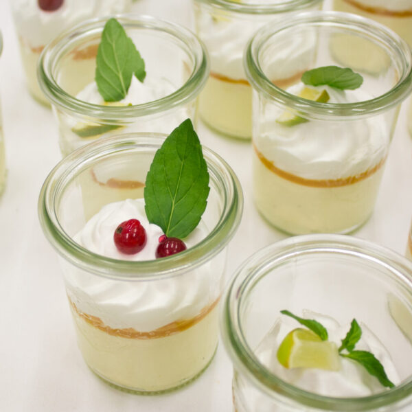 Weißes Schokoladenmousse mit Marille und Creme (glutenfreundlich)